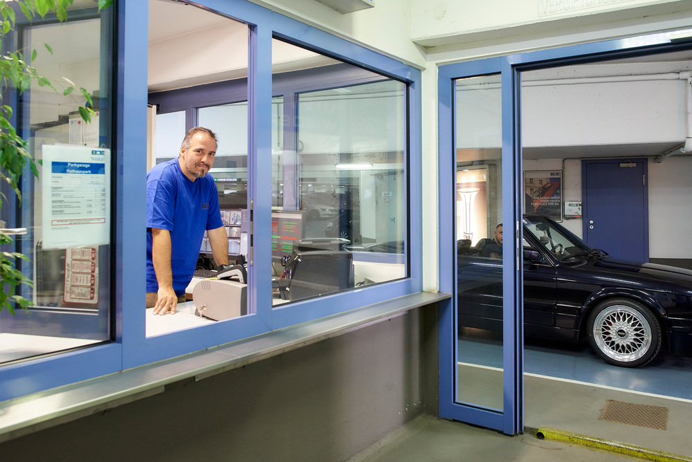 Garagenmitarbeiter bei der arbeit im Büro