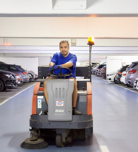 Garagenmitarbeiter auf der Reinigungsmaschiene